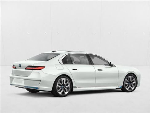 Used 2025 BMW i7 xDrive60 image 2