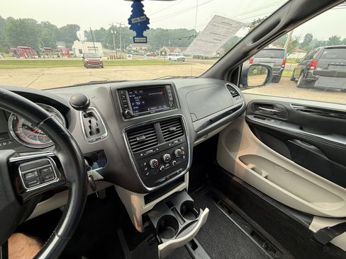 Used 2018 Dodge Grand Caravan SXT FWD image 18