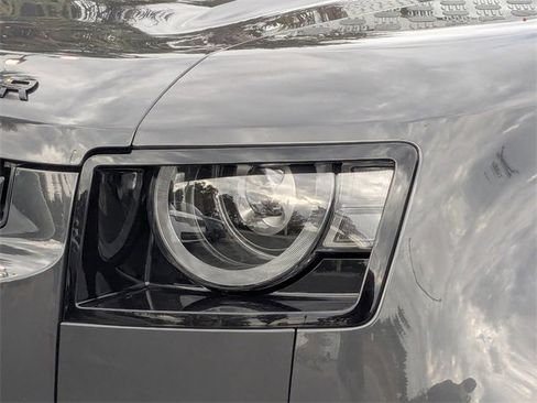 Used 2021 Land Rover Defender 110 SE image 10