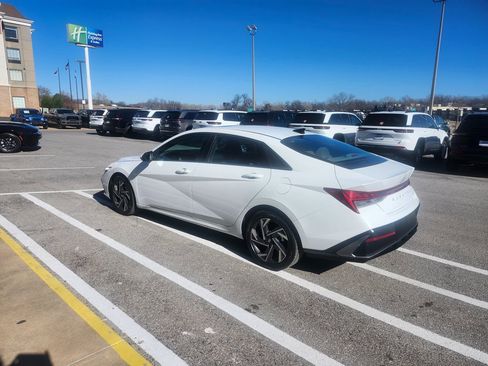 Used 2025 Hyundai Elantra SEL image 3