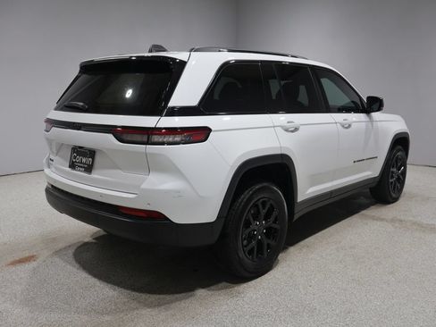 Certified 2025 Jeep Grand Cherokee Altitude AWD/4WD image 3