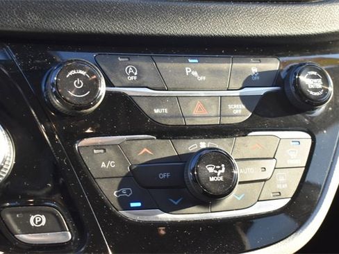 Used 2018 Chrysler Pacifica Touring-L image 26