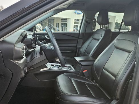 Certified 2023 Ford Explorer XLT w/ Equipment Group 202A image 4