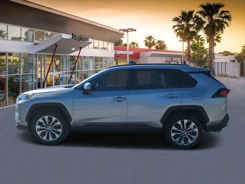 Used 2021 Toyota RAV4 XLE Premium image 6