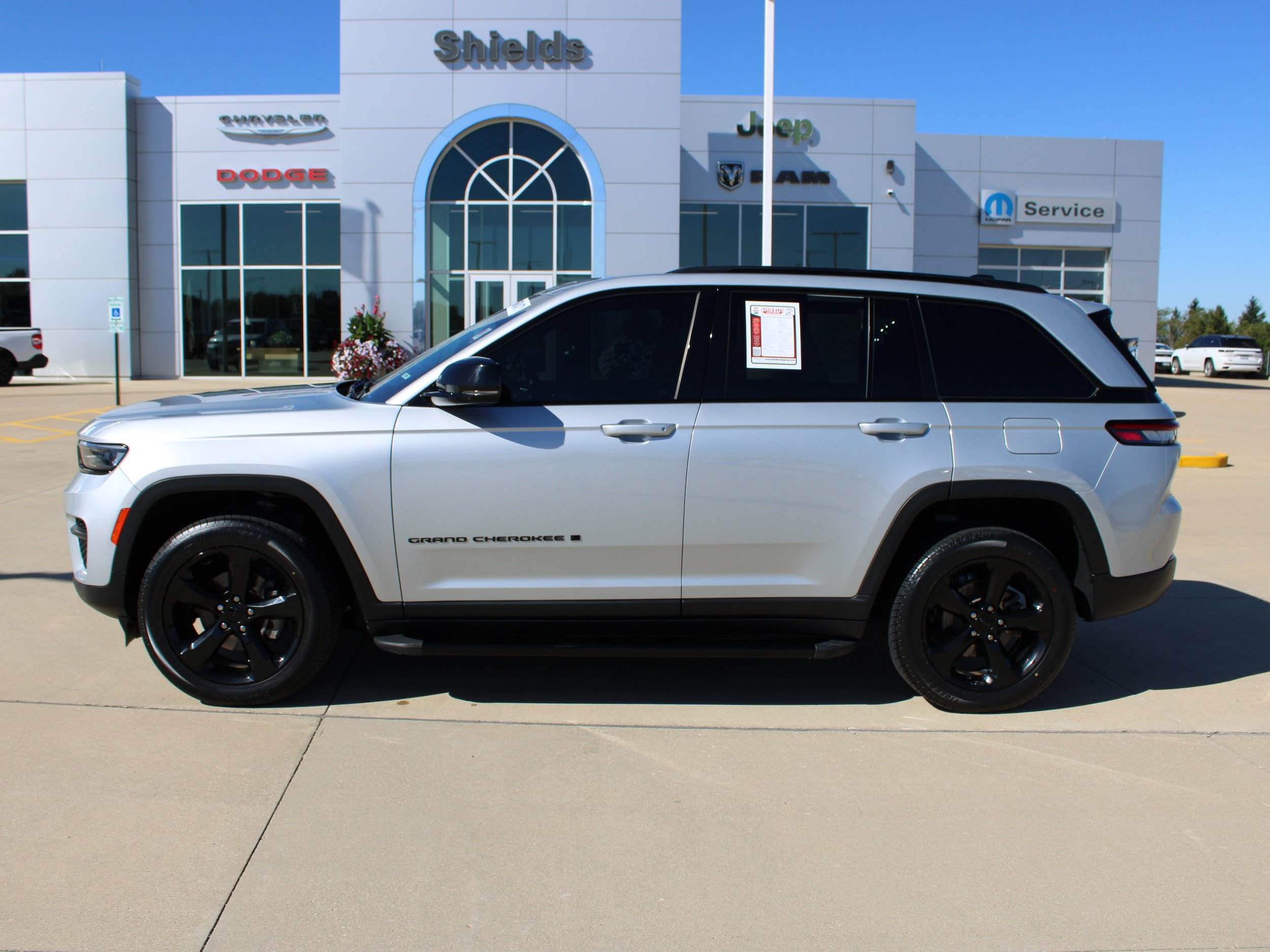 Used 2022 Jeep Grand Cherokee Altitude AWD/4WD image 3