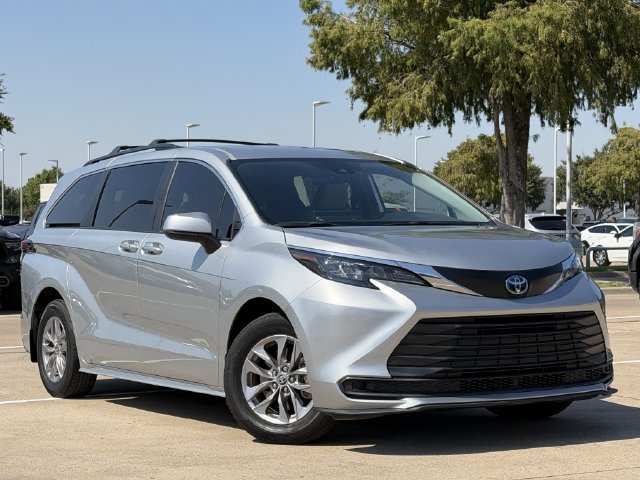 Used 2025 Toyota Sienna LE FWD image 2