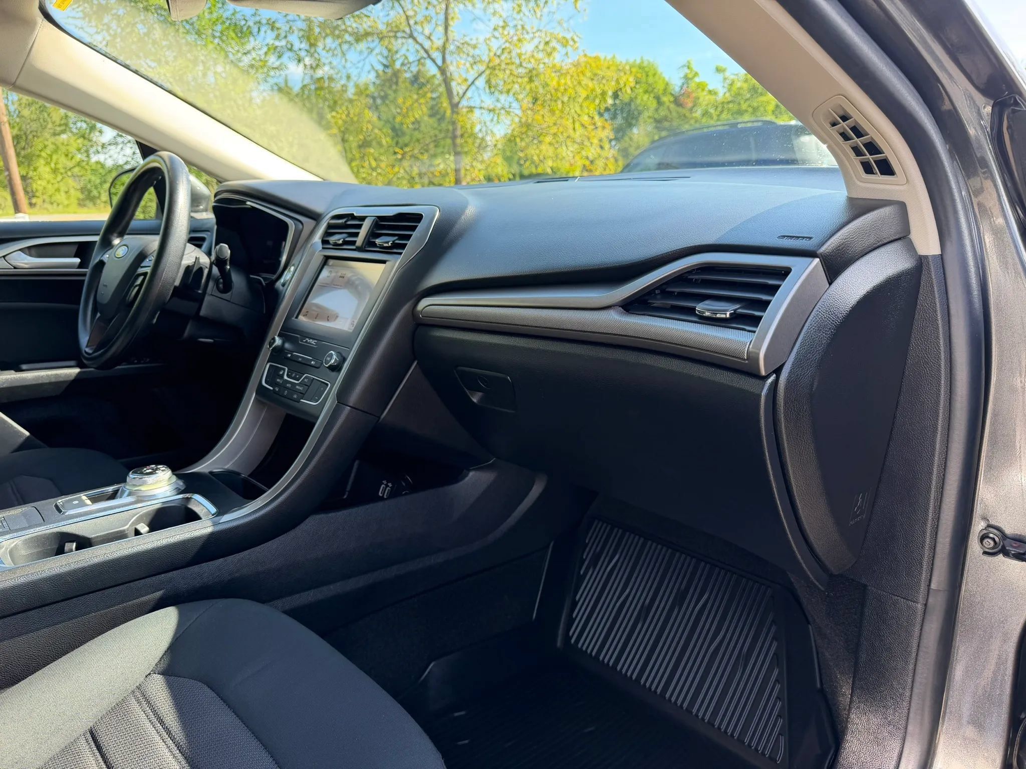 Used 2019 Ford Fusion SE FWD image 12