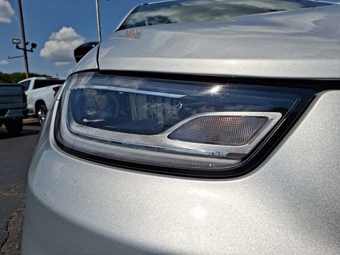 Used 2024 Chrysler Pacifica Touring-L FWD image 9
