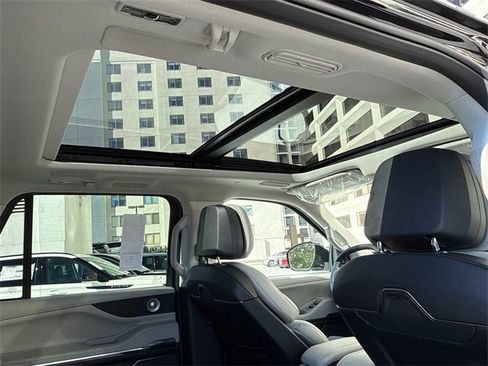 New 2025 Lincoln Navigator L Reserve image 5