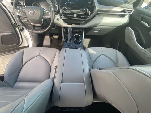 Used 2023 Toyota Highlander XLE AWD/4WD image 11