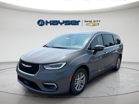 Used 2023 Chrysler Pacifica Touring-L FWD image 3