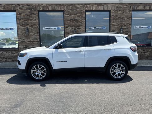 Used 2022 Jeep Compass Latitude w/ Sun and Sound Group AWD/4WD image 4