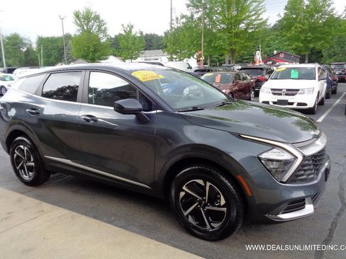 Used 2023 Kia Sportage LX image 2