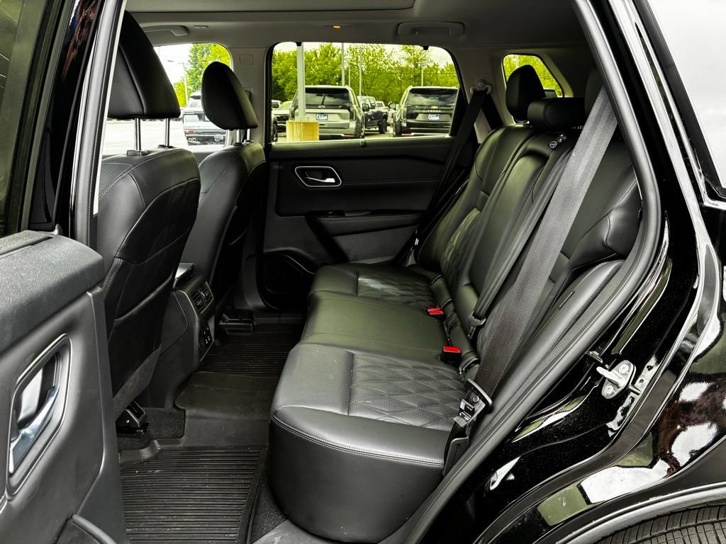 Used 2025 Nissan Rogue Platinum AWD/4WD image 31