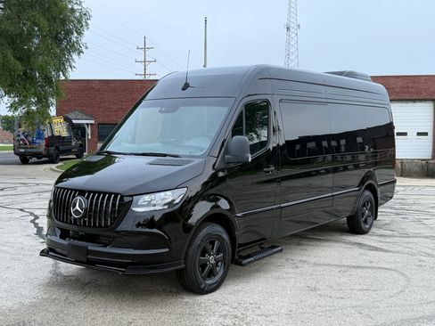 Used 2024 Mercedes-Benz Sprinter 2500 image 2