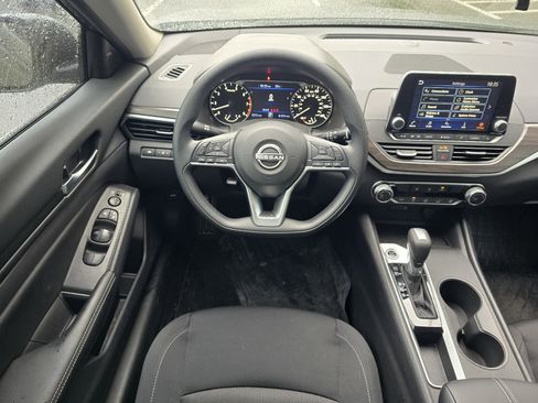 Used 2025 Nissan Altima 2.5 SV FWD image 14