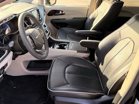 Used 2023 Chrysler Pacifica Limited w/ Uconnect Theater Family Group FWD image 11