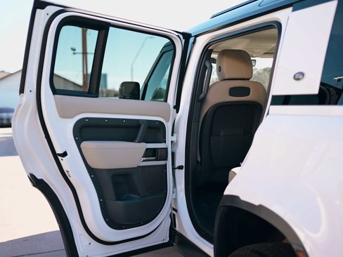 Used 2020 Land Rover Defender 110 SE image 11