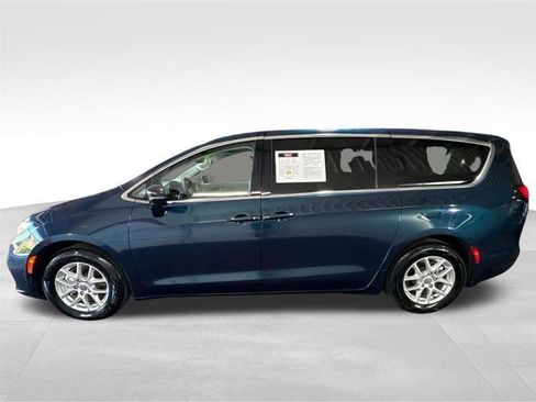 Used 2024 Chrysler Pacifica Touring-L FWD image 8