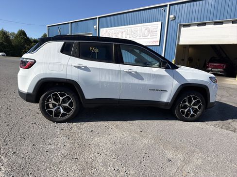 Used 2025 Jeep Compass Limited AWD/4WD image 3