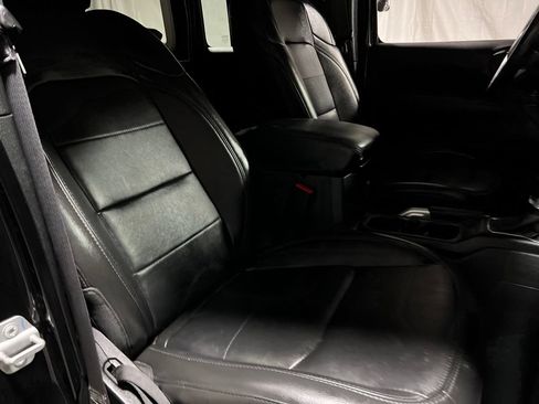 Used 2022 Jeep Wrangler Unlimited Sahara AWD/4WD image 9