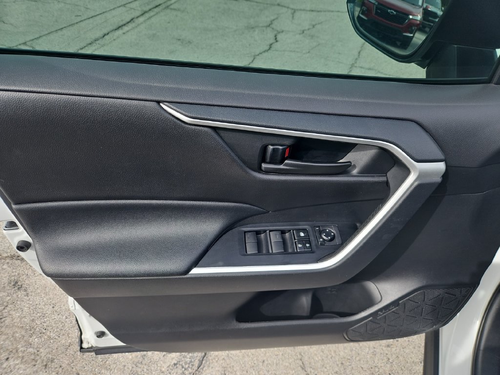Used 2021 Toyota RAV4 LE FWD image 11