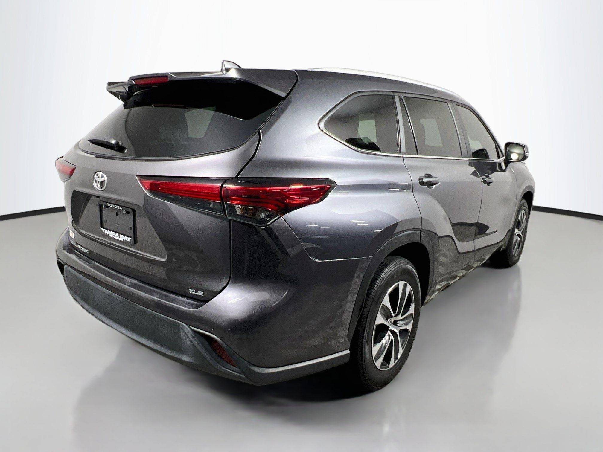 Used 2023 Toyota Highlander XLE FWD image 4