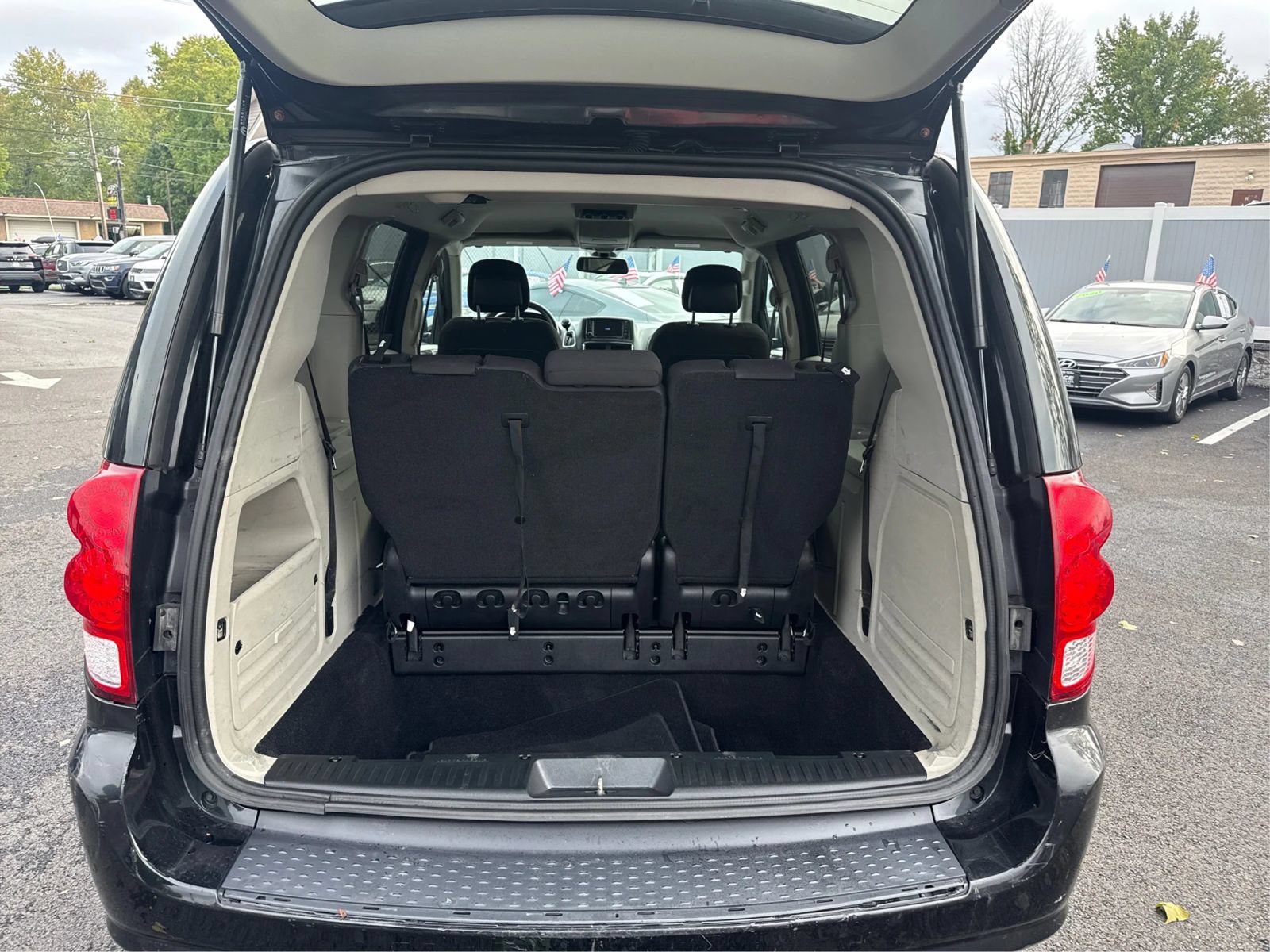 Used 2019 Dodge Grand Caravan SE FWD image 13