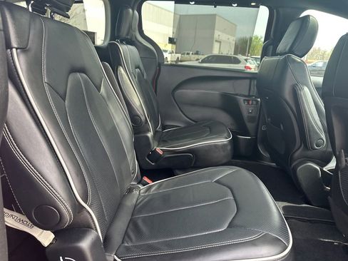 Used 2025 Chrysler Pacifica Limited FWD image 32