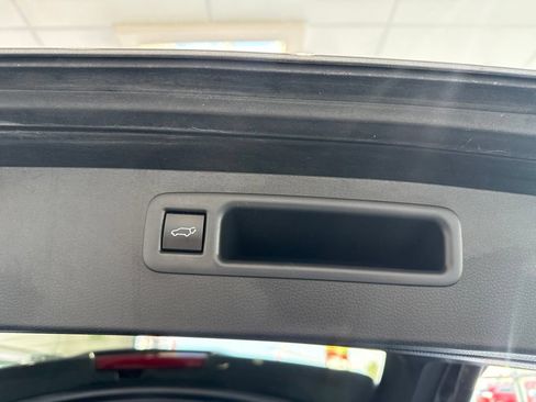 Used 2023 Toyota Highlander XLE FWD image 9