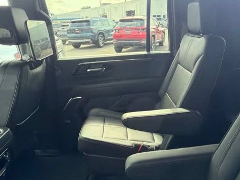 Used 2025 Chevrolet Suburban High Country AWD/4WD image 8