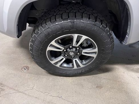 Used 2017 Toyota Tacoma TRD Sport AWD/4WD image 30