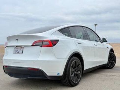 Used 2021 Tesla Model Y 2WD image 4