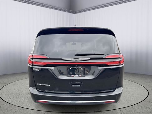 Used 2021 Chrysler Pacifica Touring-L FWD image 37