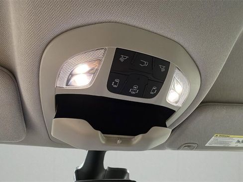 Used 2024 Chrysler Pacifica Select image 28