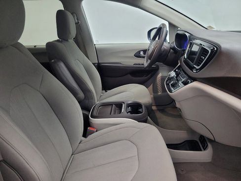 Used 2020 Chrysler Pacifica Touring image 21