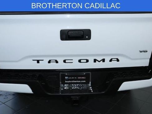 Used 2018 Toyota Tacoma TRD Off-Road w/ Technology Package AWD/4WD image 15