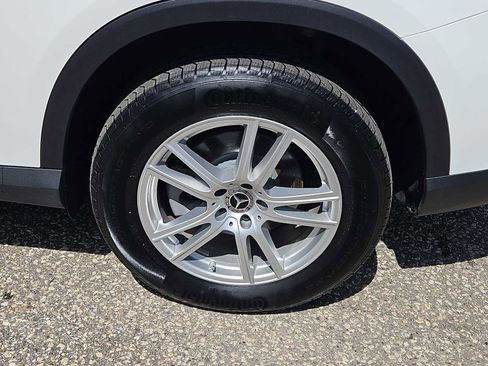 Used 2025 Mercedes-Benz GLC 300 4MATIC image 3