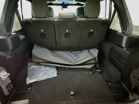 Used 2025 Jeep Wrangler Sahara image 29