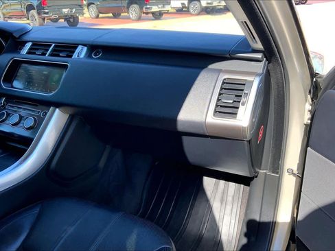 Used 2017 Land Rover Range Rover Sport SE image 18