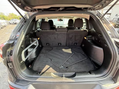 Used 2018 Jeep Cherokee Latitude w/ Altitude Package FWD image 20
