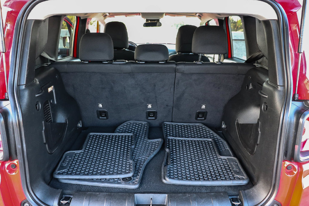 Used 2023 Jeep Renegade Latitude AWD/4WD image 28