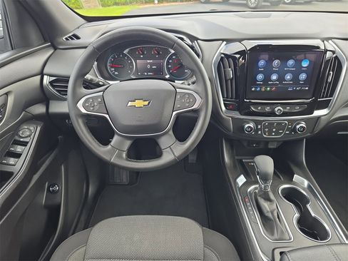 Used 2023 Chevrolet Traverse LT w/ Rear Camera Mirror Package image 9