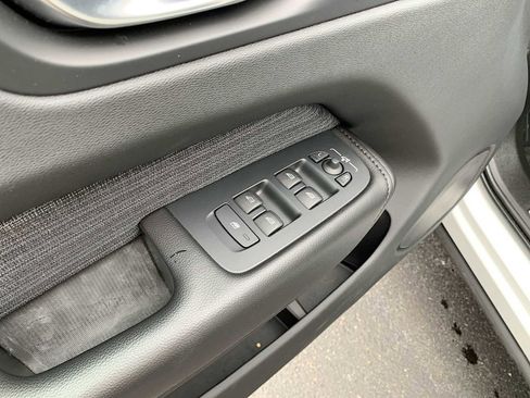 Used 2023 Volvo XC60 B5 Core image 23