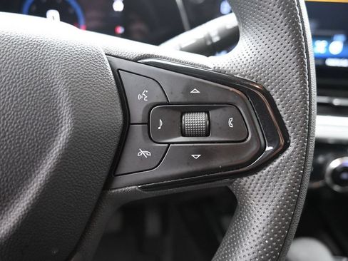 Used 2025 Chevrolet Trax LT FWD image 18