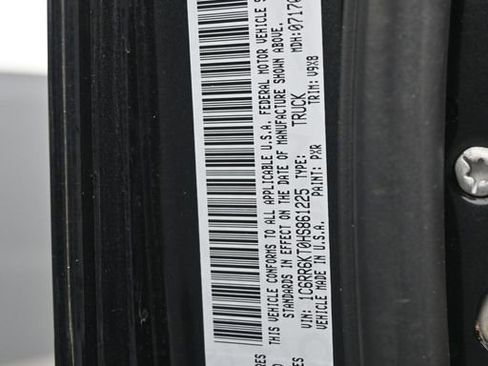 Used 2017 RAM 1500 Express RWD image 3