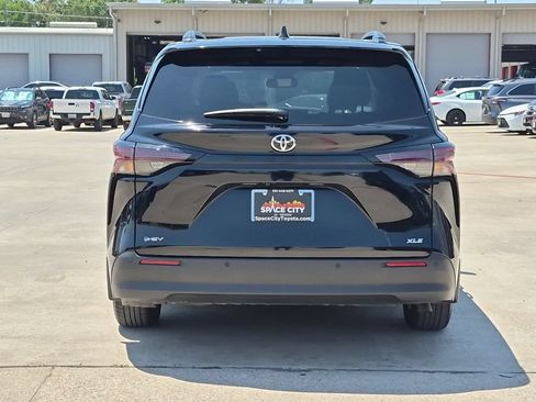 Certified 2026 Toyota Sienna XLE FWD image 5