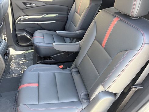 Used 2025 Chevrolet Traverse RS FWD image 17