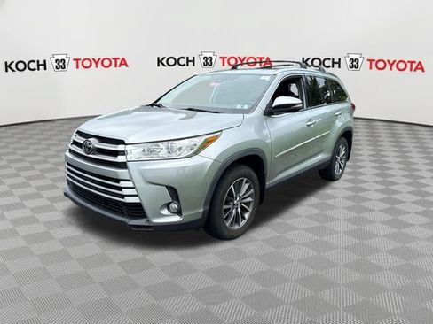 Used 2019 Toyota Highlander XLE AWD/4WD image 3