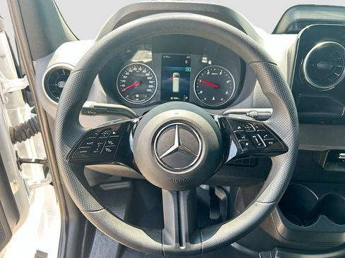 Used 2025 Mercedes-Benz Sprinter 2500 image 9